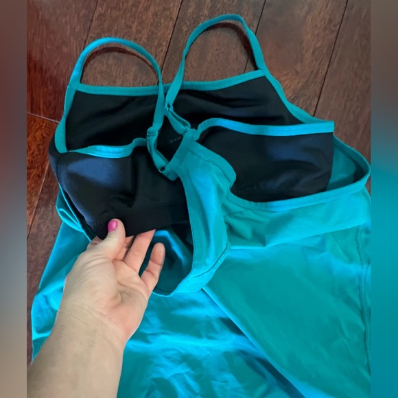 Nike dri fit Women's Blue workout Top with built in bra - Picture 5 of 5